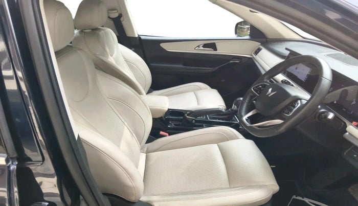 2022 Mahindra XUV700 AX 7 P AT 7 STR, Petrol, Automatic, 67,000 km, interior