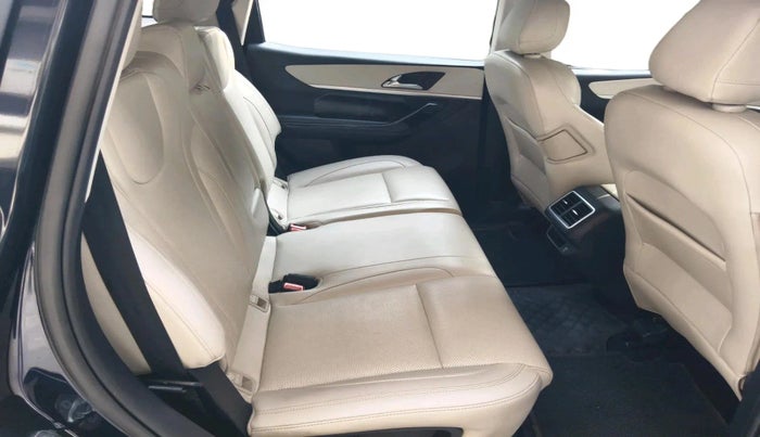 2022 Mahindra XUV700 AX 7 P AT 7 STR, Petrol, Automatic, 67,000 km, interior