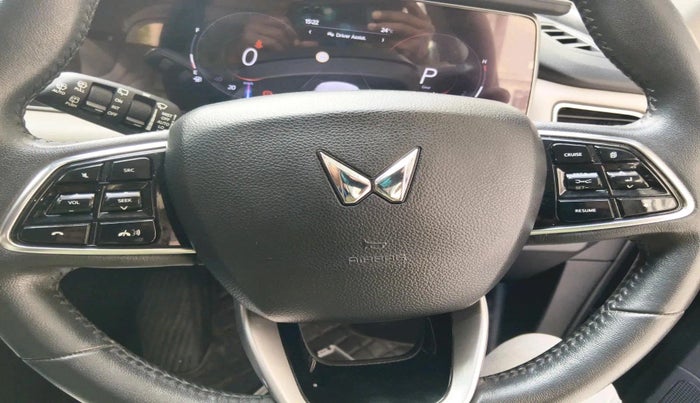 2022 Mahindra XUV700 AX 7 P AT 7 STR, Petrol, Automatic, 67,000 km, interior