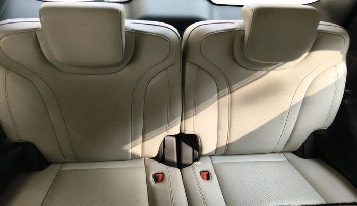 2022 Mahindra XUV700 AX 7 P AT 7 STR, Petrol, Automatic, 67,000 km, interior