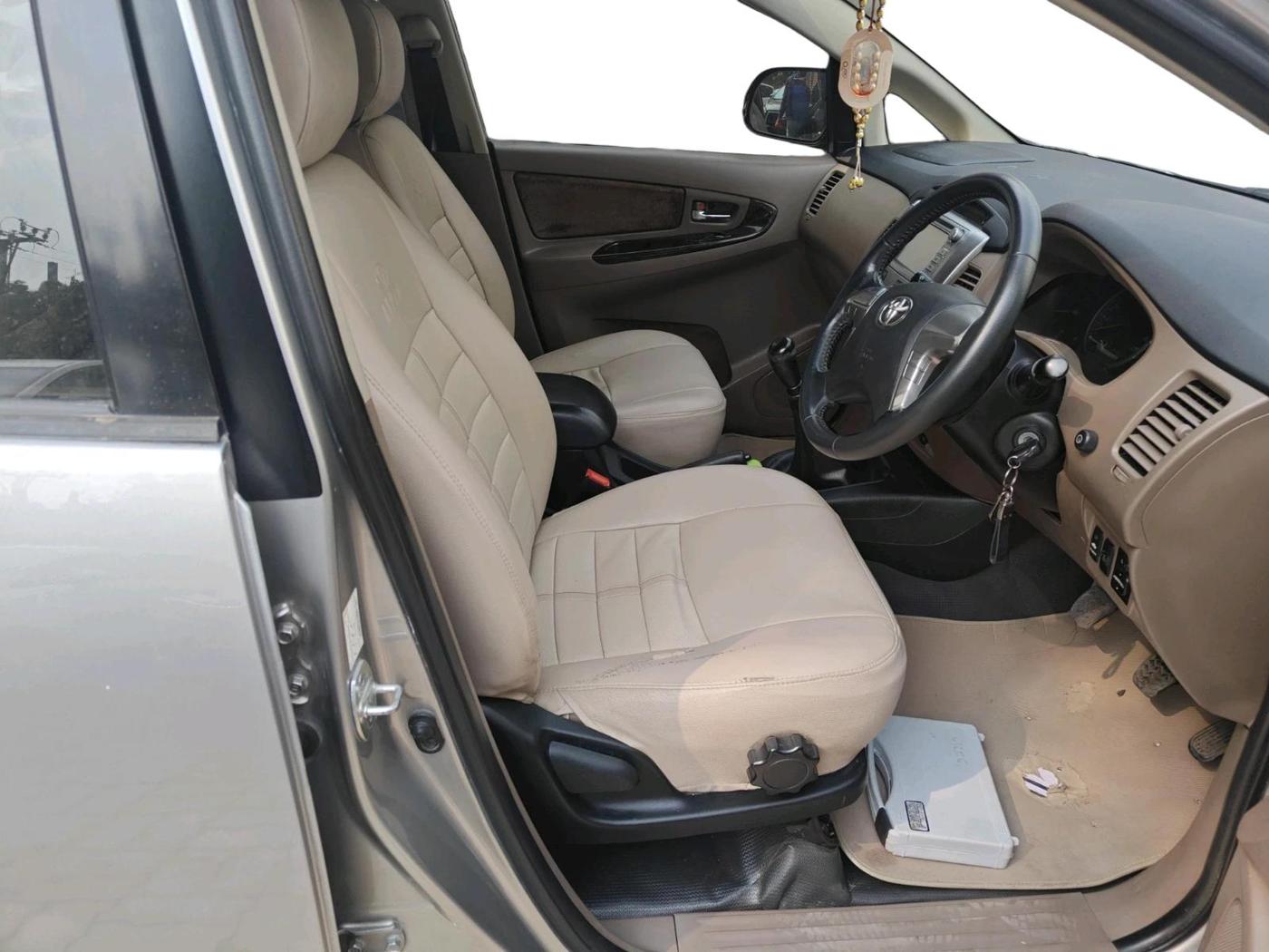 2015 Toyota Innova 2.5 VX 8 STR, Diesel, Manual, 3,43,102 km, interior