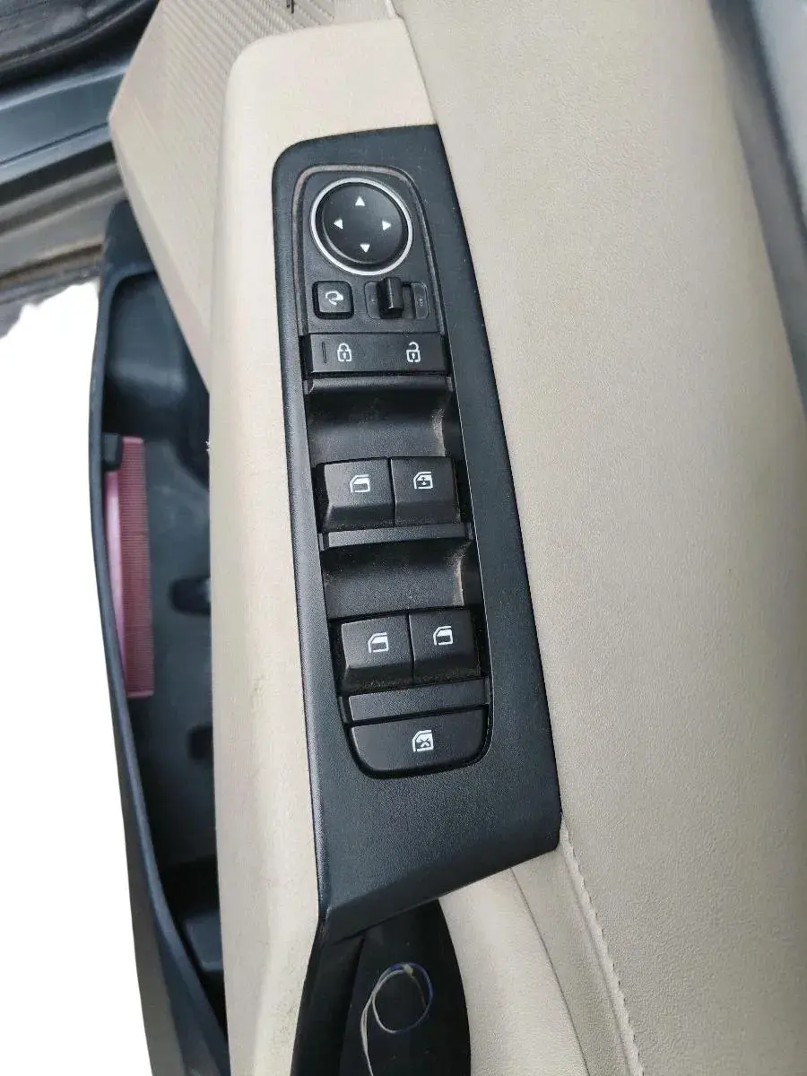 2022 KIA CARENS LUXURY PLUS 1.4 PETROL 7 STR, Petrol, Manual, 61,078 km, interior