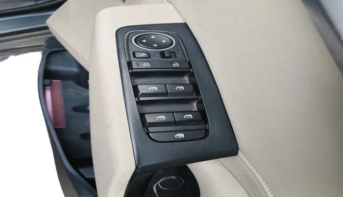2022 KIA CARENS LUXURY PLUS 1.4 PETROL 7 STR, Petrol, Manual, 61,078 km, interior