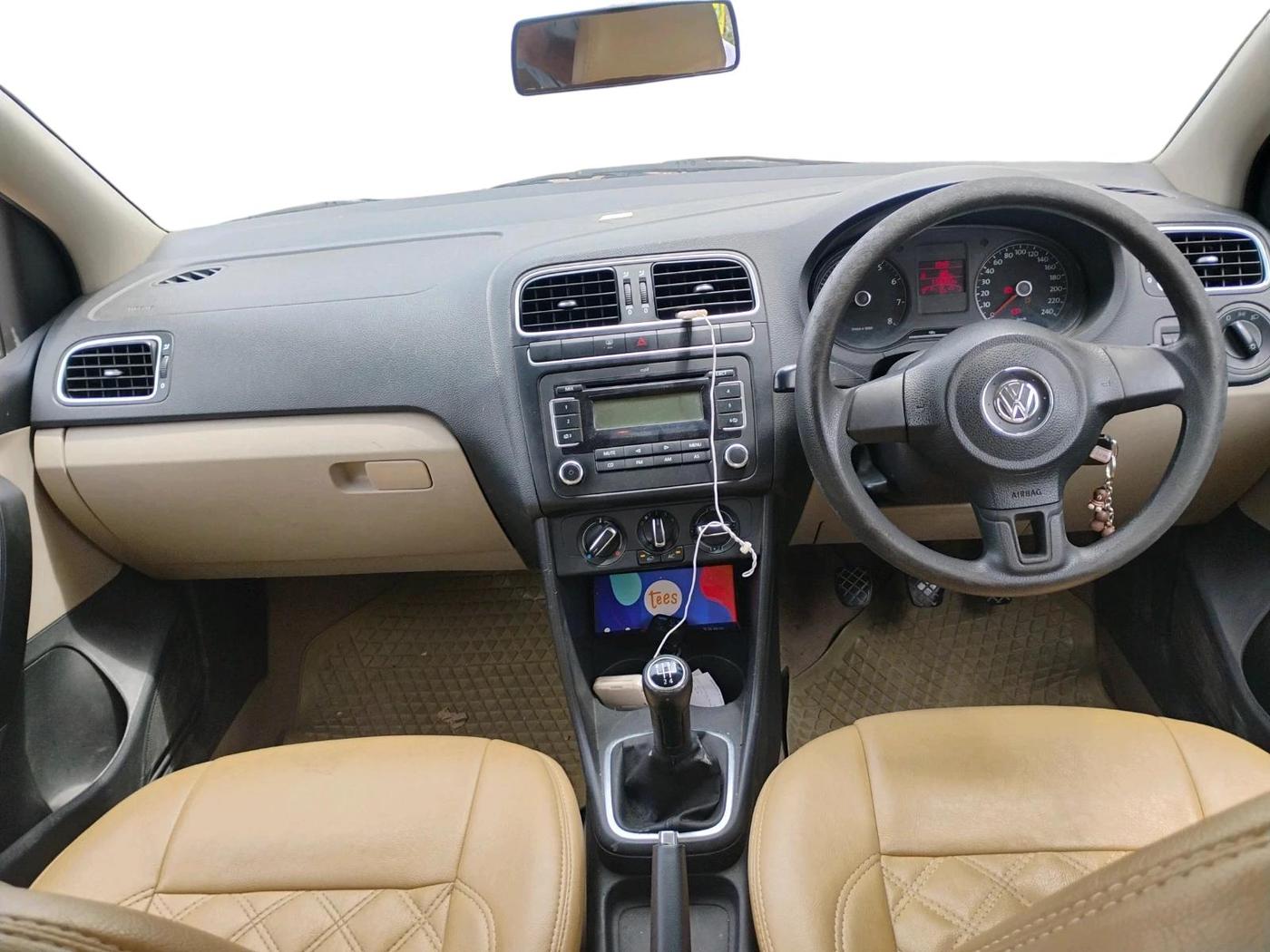 2011 Volkswagen Polo HIGHLINE1.2L, Petrol, Manual, 1,16,993 km, interior