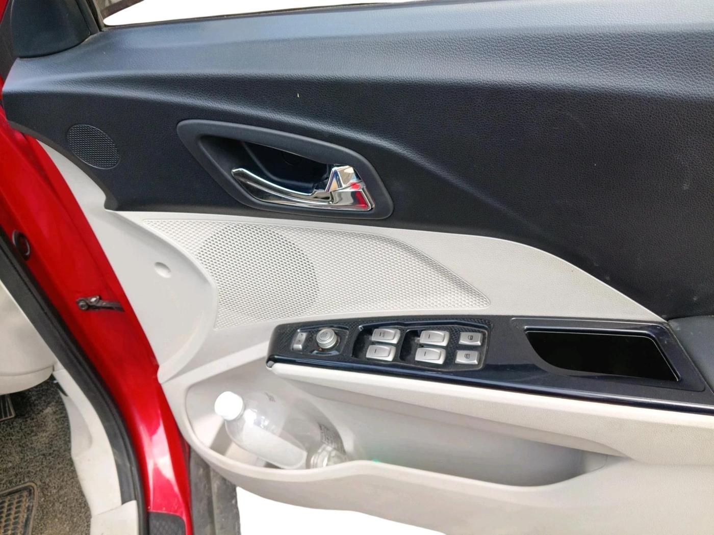 2022 Mahindra XUV300 W8 (O) 1.2 PETROL, Petrol, Manual, 1,03,298 km, interior