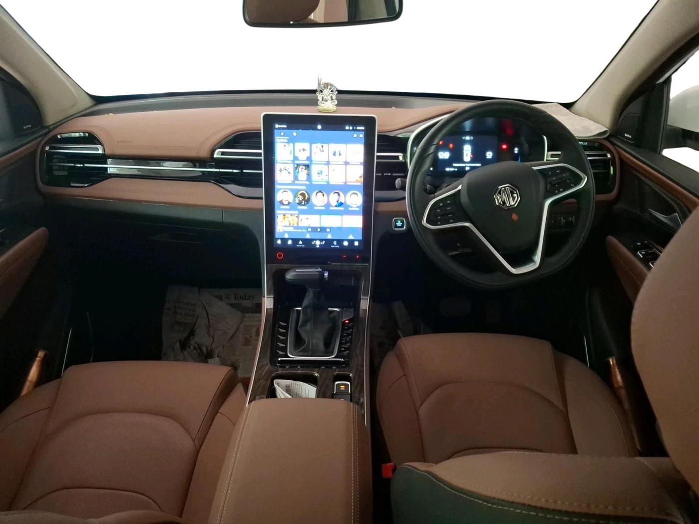 2024 MG HECTOR PLUS SHARP PRO 1.5 PETROL TURBO CVT 6 STR, Petrol, Automatic, 7,595 km, interior