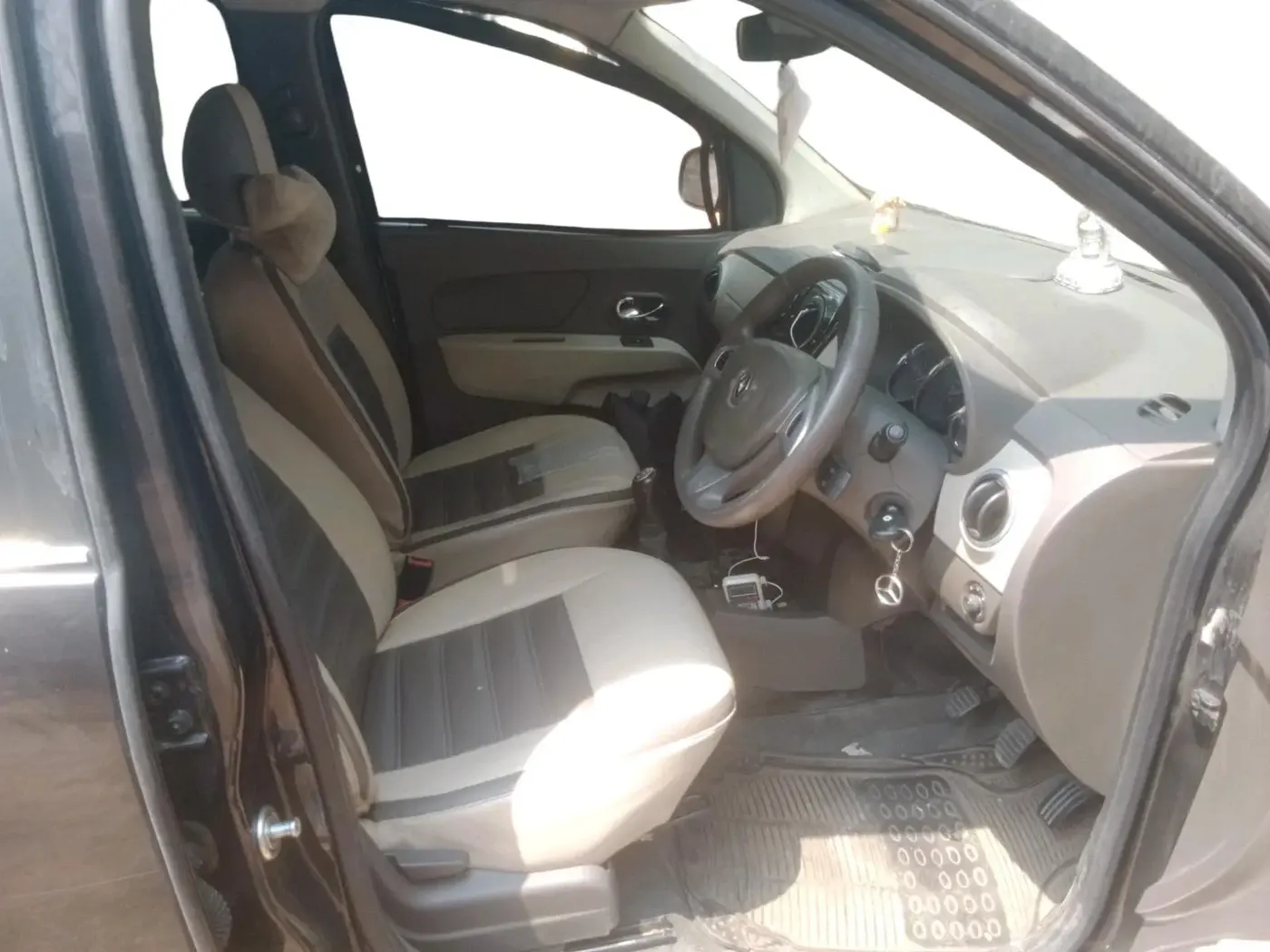 2015 Renault Lodgy 85 PS RXZ, Diesel, Manual, 16,30,000 km, interior