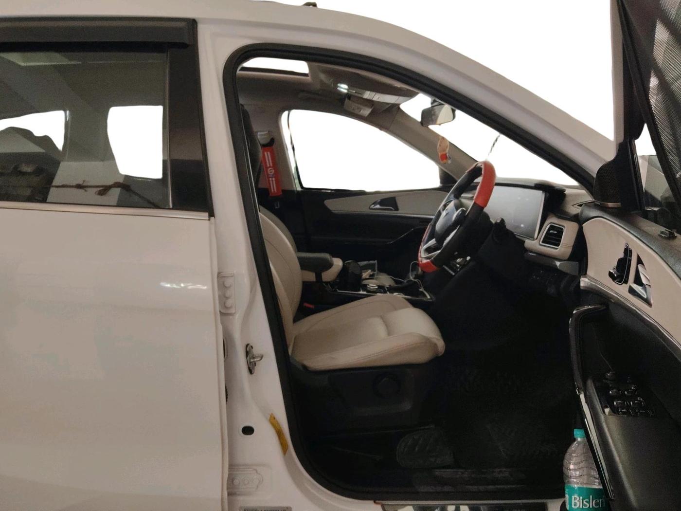 2022 Mahindra XUV700 AX 7 LUXURY D AT 7 STR, Diesel, Automatic, 48,801 km, interior