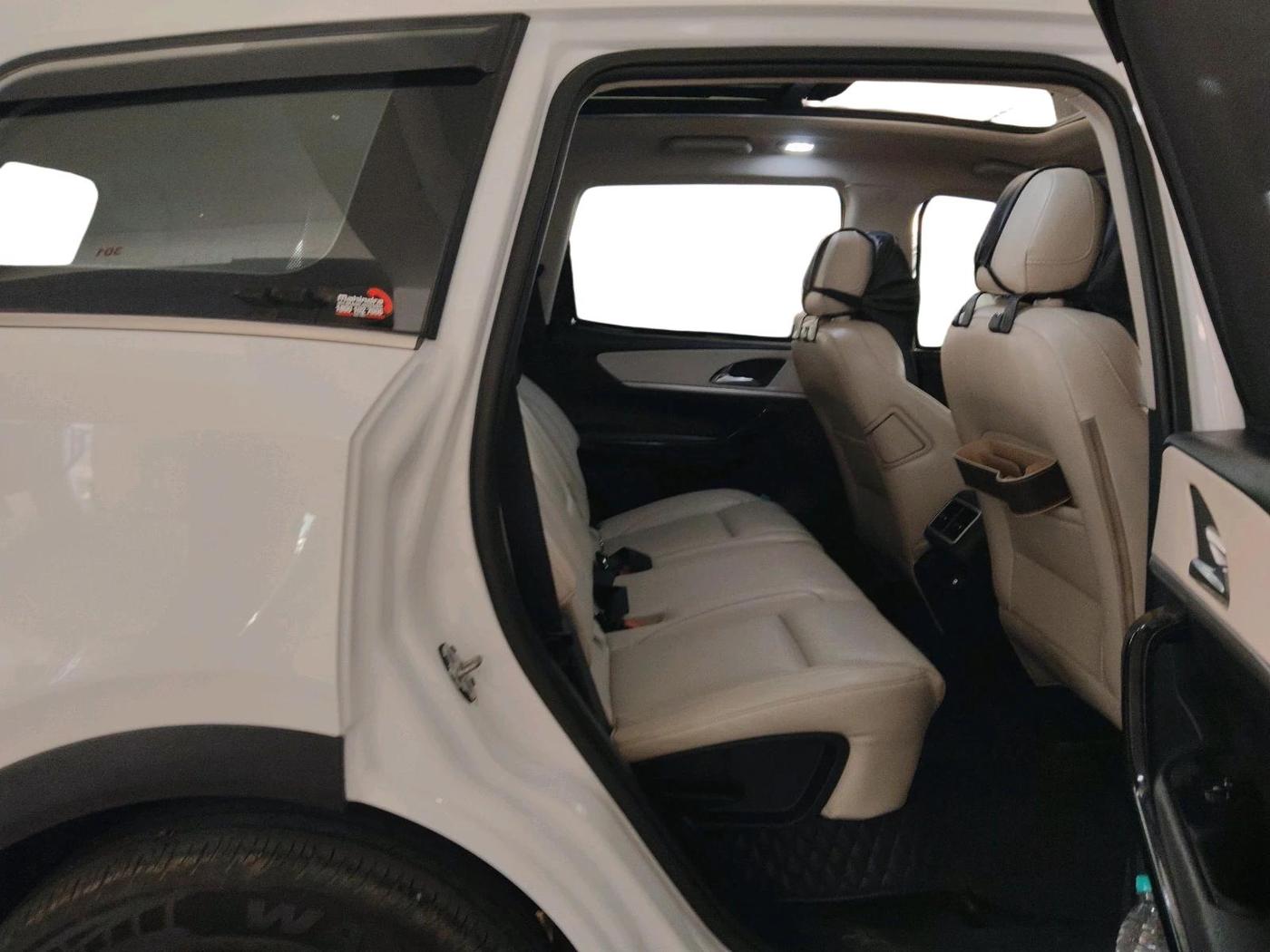 2022 Mahindra XUV700 AX 7 LUXURY D AT 7 STR, Diesel, Automatic, 48,801 km, interior