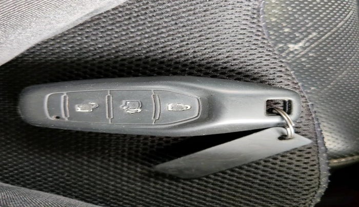 2017 Mahindra XUV500 W10, Diesel, Manual, 2,08,283 km, interior