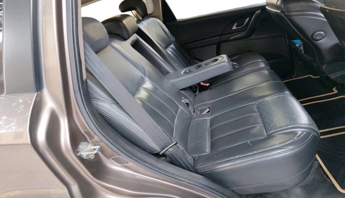 2017 Mahindra XUV500 W10, Diesel, Manual, 2,08,283 km, interior