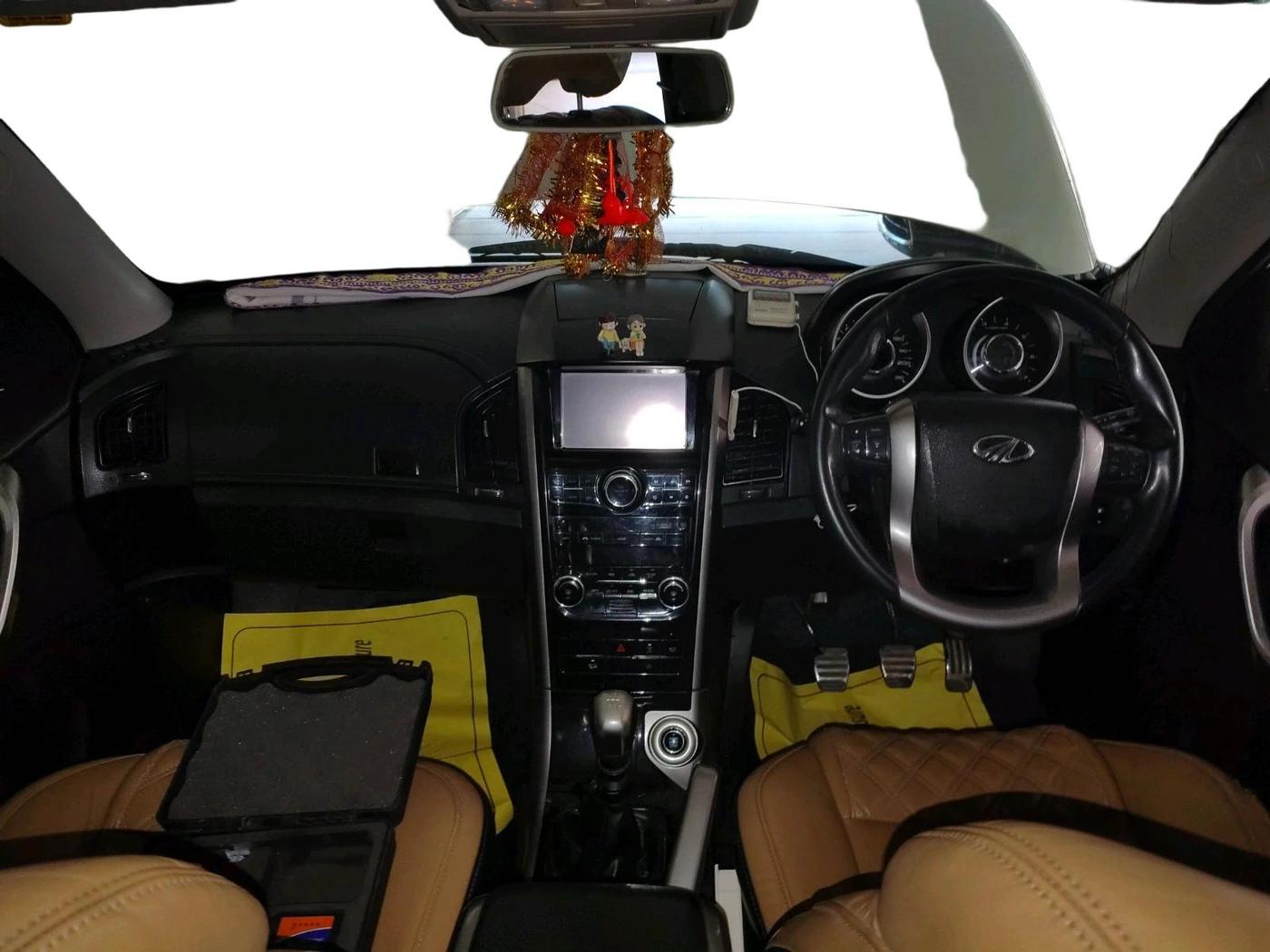 2019 Mahindra XUV500 W11, Diesel, Manual, 2,37,626 km, interior