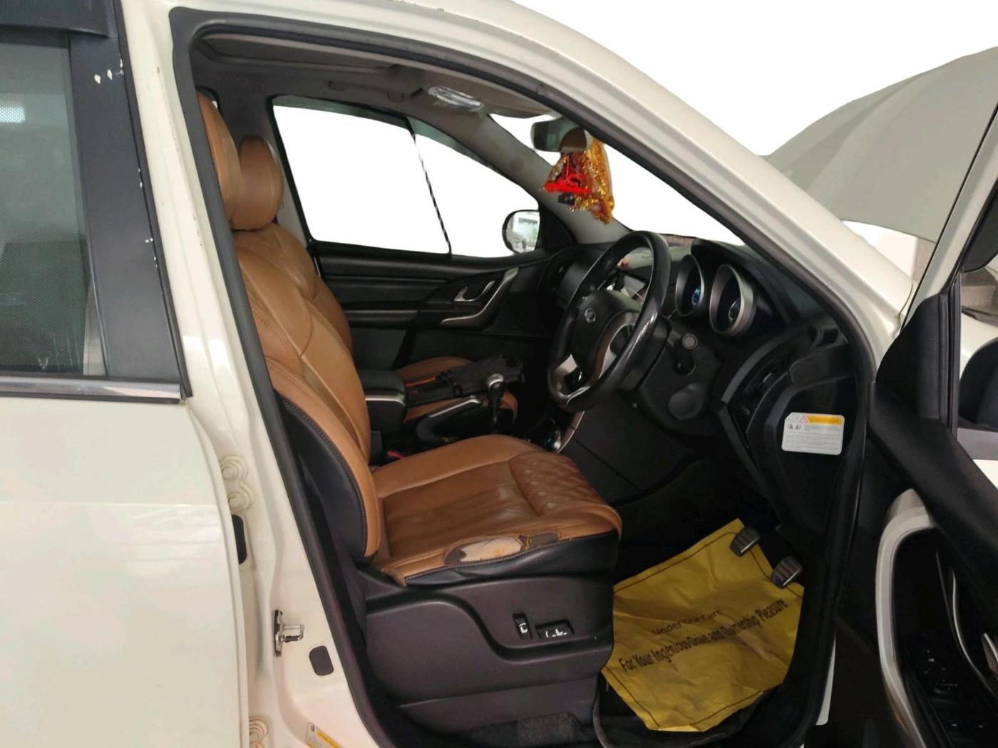 2019 Mahindra XUV500 W11, Diesel, Manual, 2,37,626 km, interior
