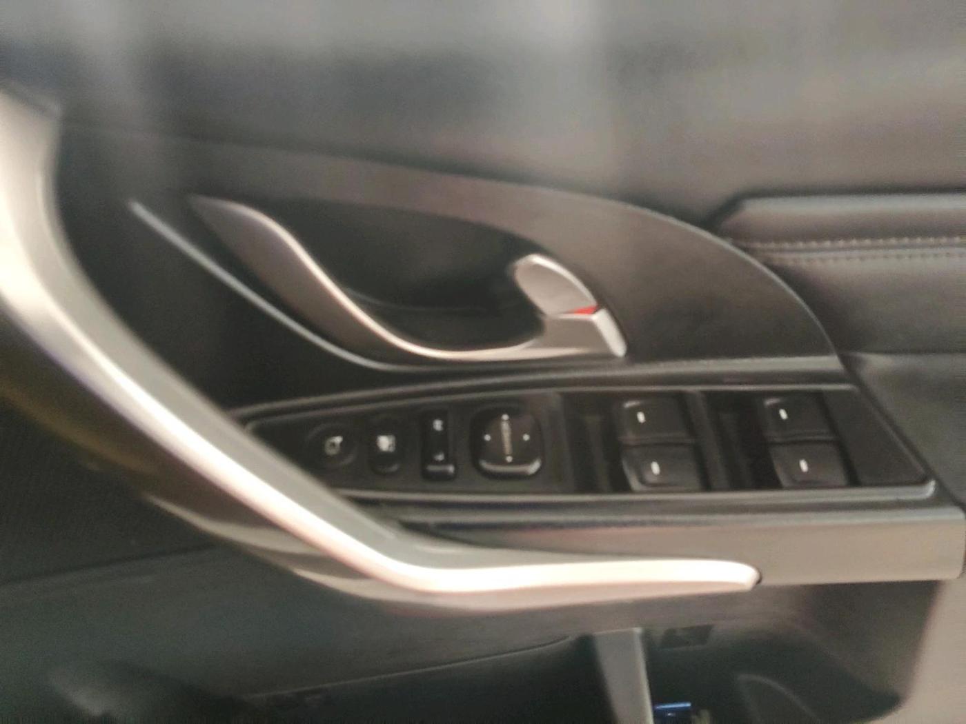 2019 Mahindra XUV500 W11, Diesel, Manual, 2,37,626 km, interior
