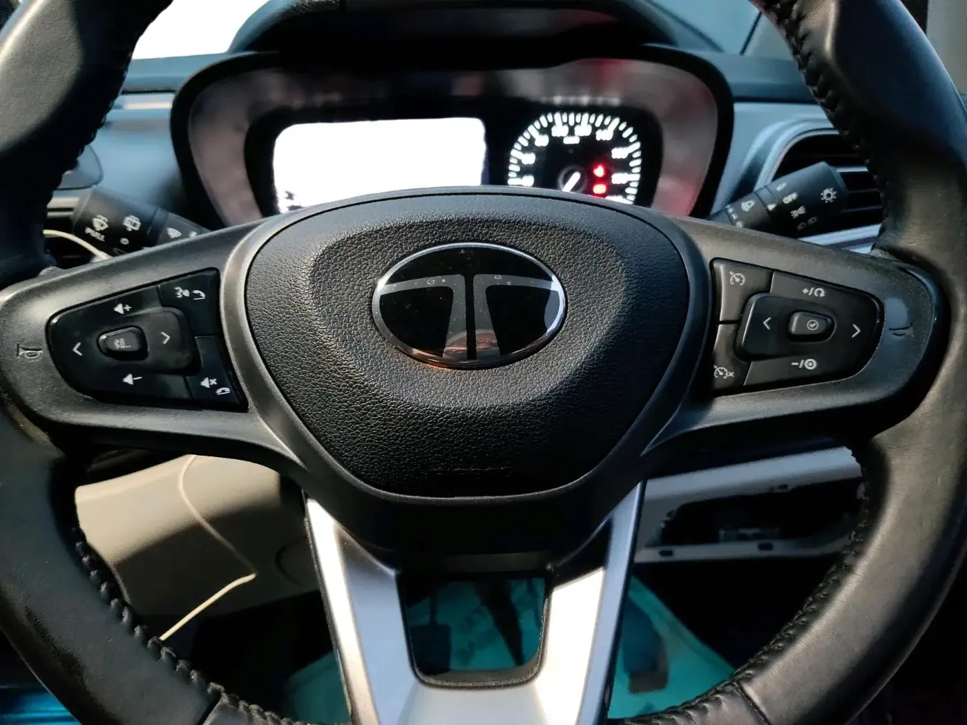 2024 Tata ALTROZ XZ + SUNROOF, Petrol, Manual, 17,200 km, interior