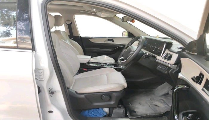 2023 Mahindra XUV700 AX 7 LUXURY D AT 7 STR, Diesel, Automatic, 58,087 km, interior