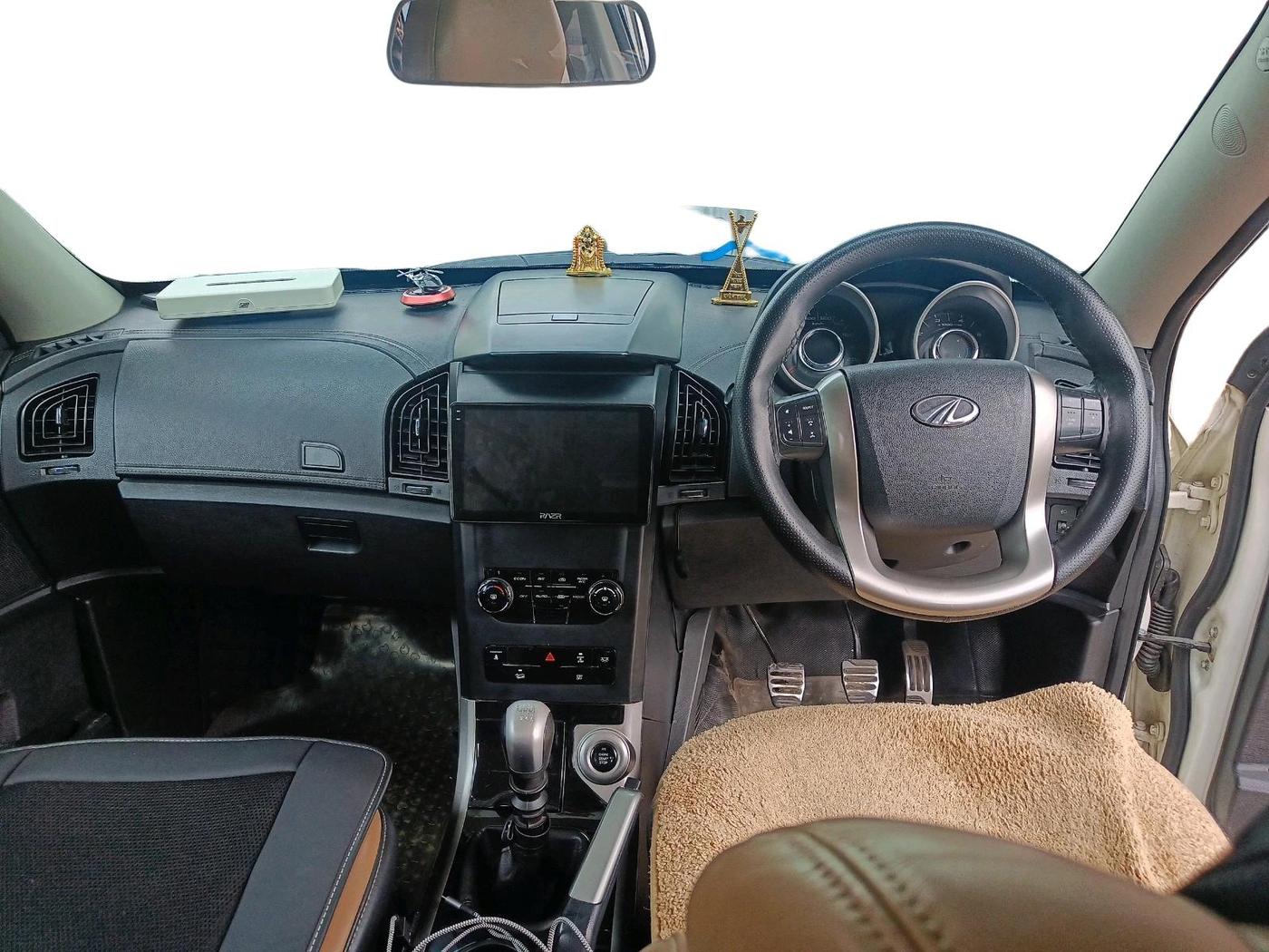 2018 Mahindra XUV500 W11, Diesel, Manual, 1,18,671 km, interior