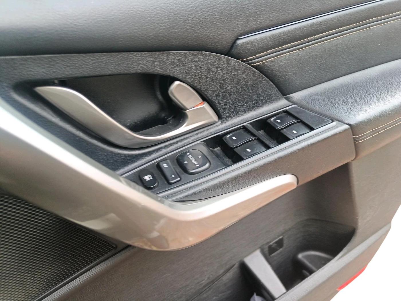 2018 Mahindra XUV500 W11, Diesel, Manual, 1,18,671 km, interior