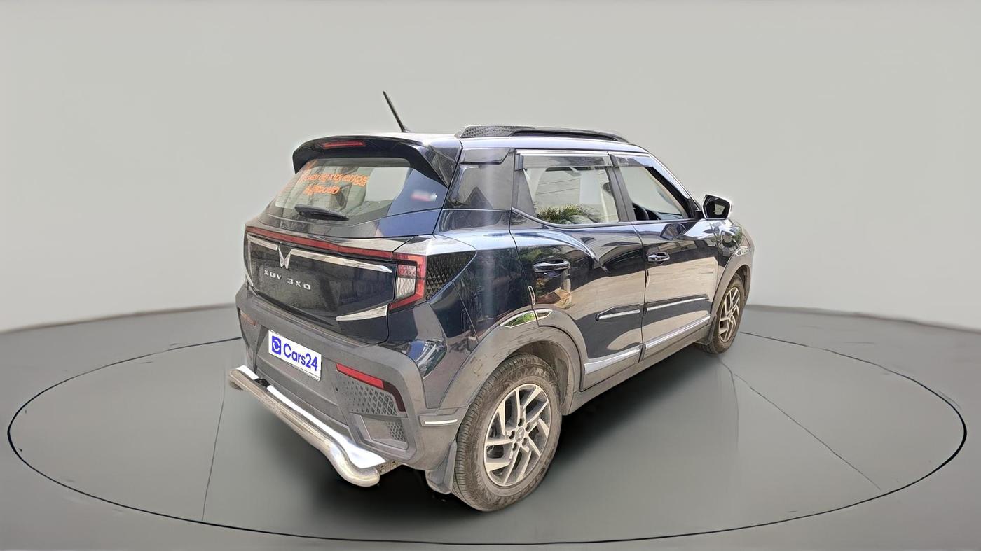 2024 Mahindra XUV 3XO AX5 1.2 L TCMPFI AT, Petrol, Automatic, 15,347 km, exterior