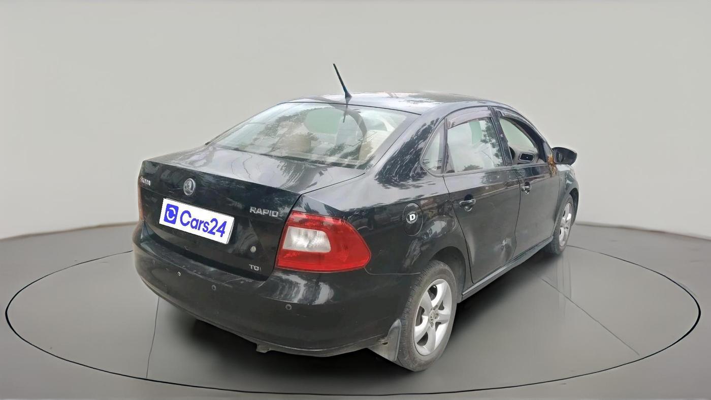 2013 Skoda Rapid ELEGANCE 1.6 TDI CR MT, Diesel, Manual, 1,39,085 km, exterior
