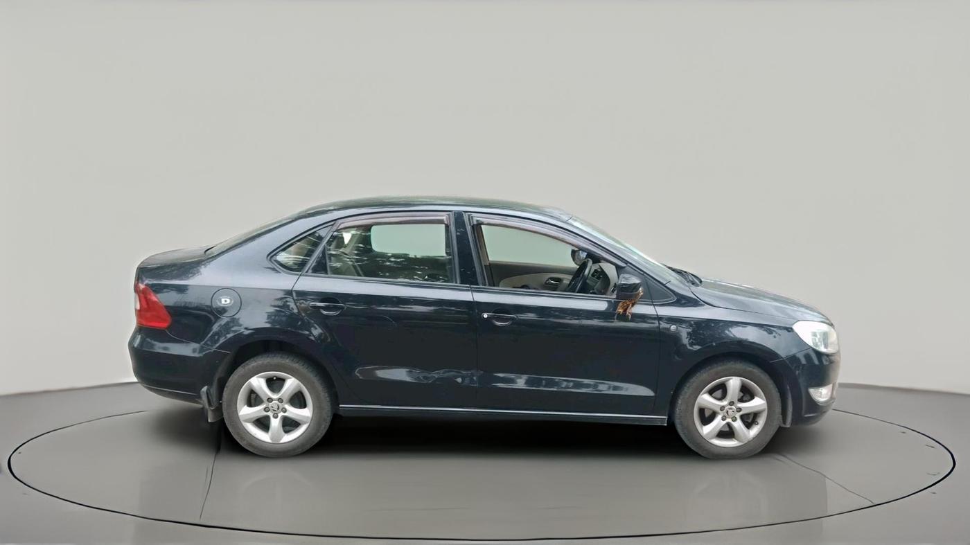2013 Skoda Rapid ELEGANCE 1.6 TDI CR MT, Diesel, Manual, 1,39,085 km, exterior