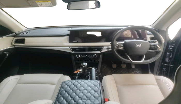 2025 Mahindra XUV700 AX 7 D MT 7 STR, Diesel, Manual, 28,308 km, interior