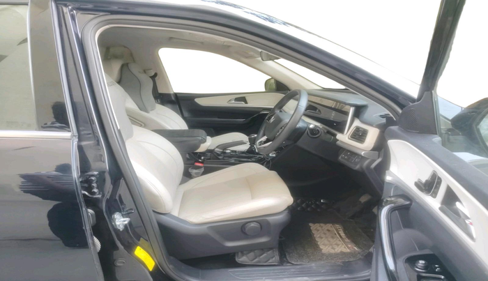 2025 Mahindra XUV700 AX 7 D MT 7 STR, Diesel, Manual, 28,308 km, interior