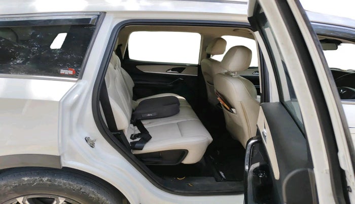 2022 Mahindra XUV700 AX 7 LUXURY D AT 7 STR, Diesel, Automatic, 1,06,124 km, interior