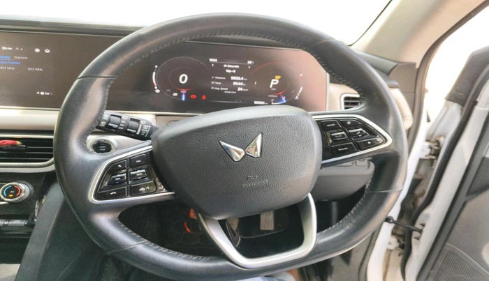 2022 Mahindra XUV700 AX 7 LUXURY D AT 7 STR, Diesel, Automatic, 1,06,124 km, interior