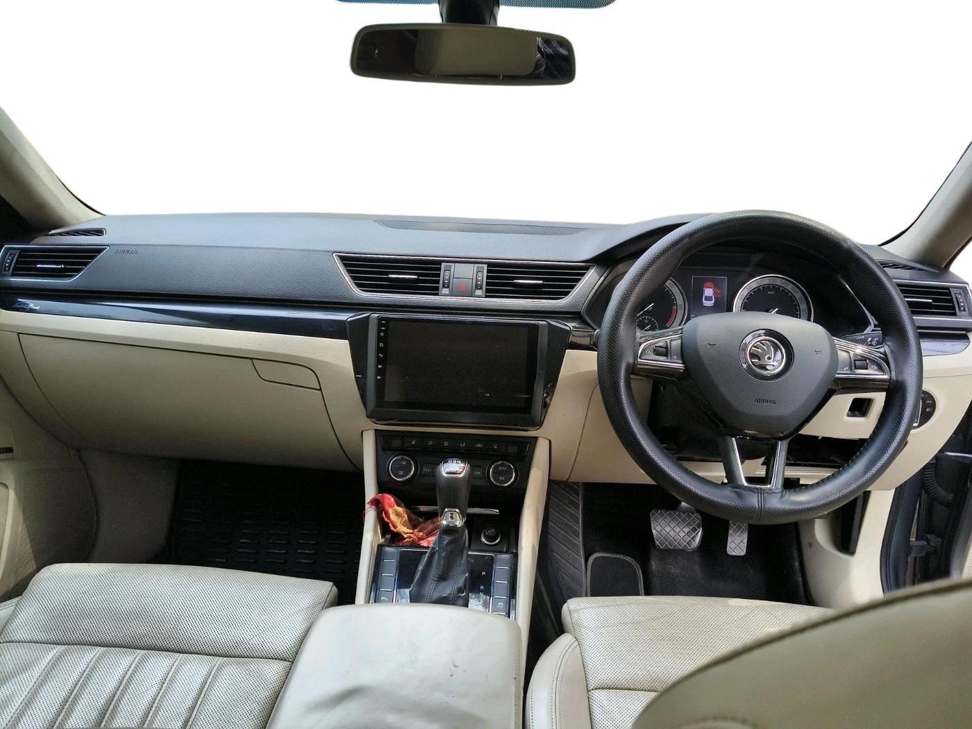 2016 Skoda Superb L&K 2.0 TDI AT, Diesel, Automatic, 1,37,788 km, interior