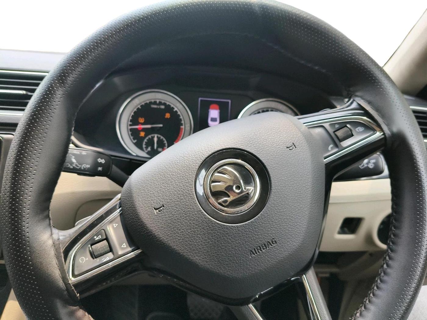 2016 Skoda Superb L&K 2.0 TDI AT, Diesel, Automatic, 1,37,788 km, interior