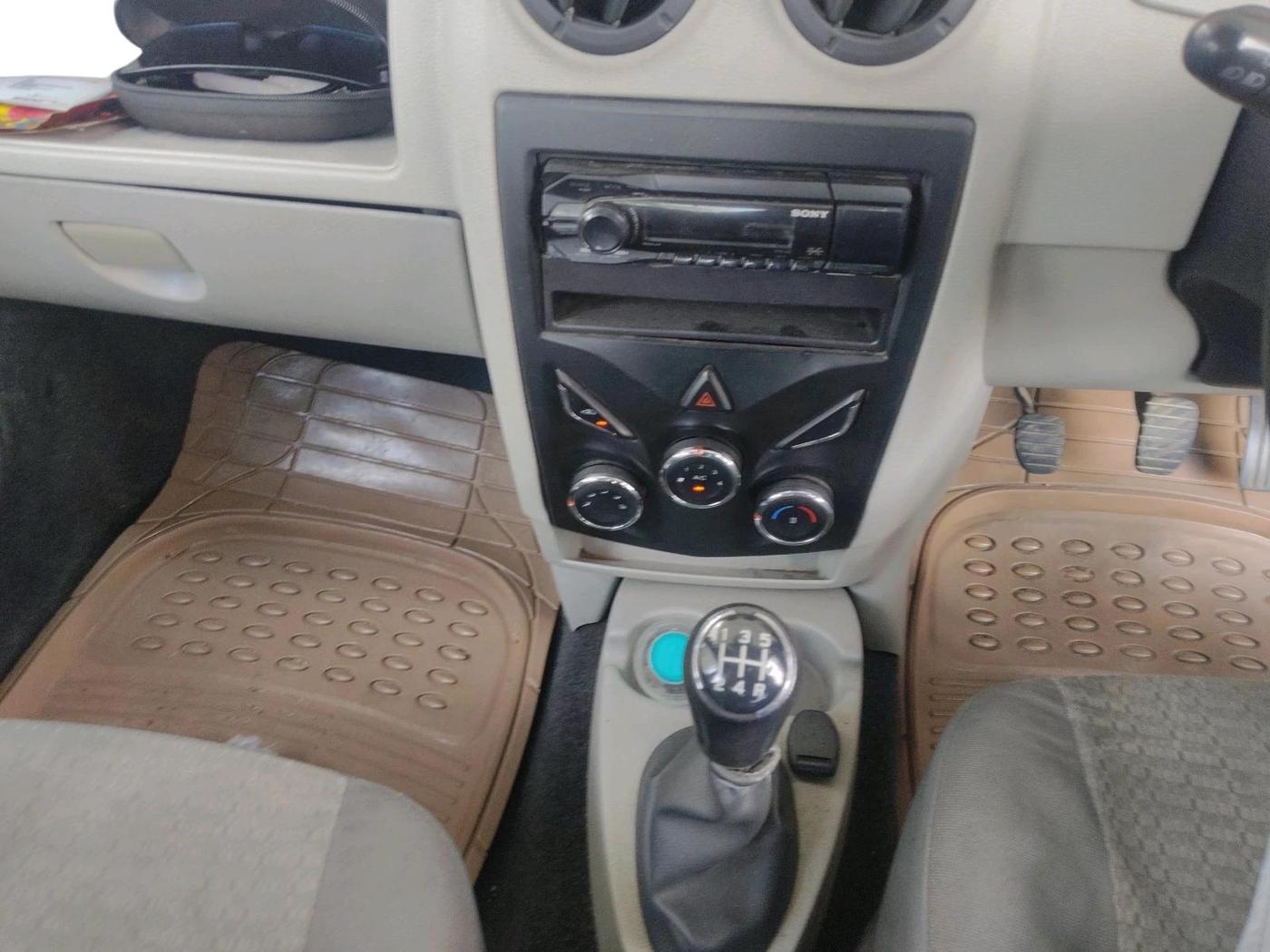 2013 Mahindra Verito 1.5 D4, Diesel, Manual, 2,17,347 km, interior