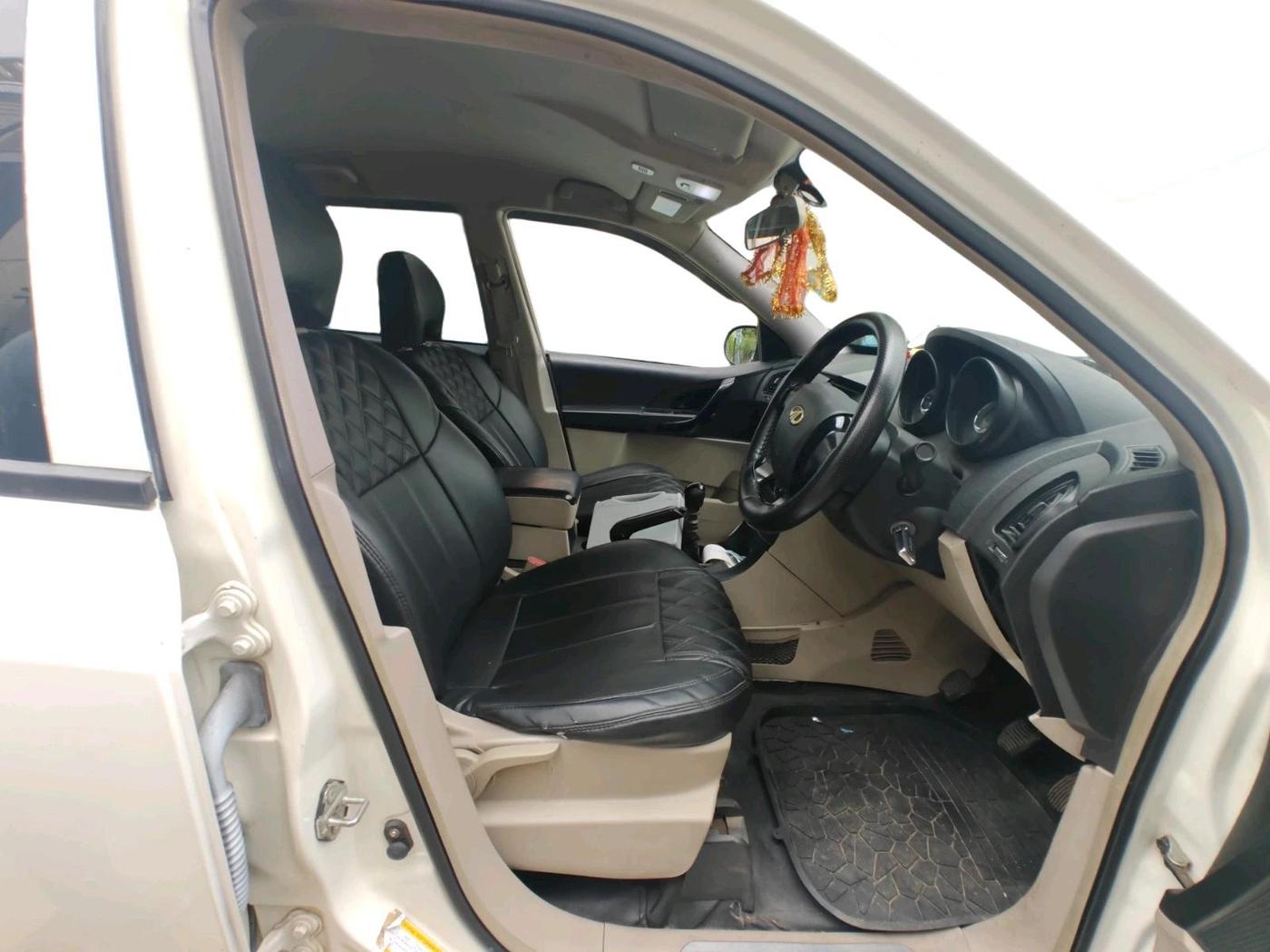 2017 Mahindra XUV500 W4, Diesel, Manual, 1,38,188 km, interior