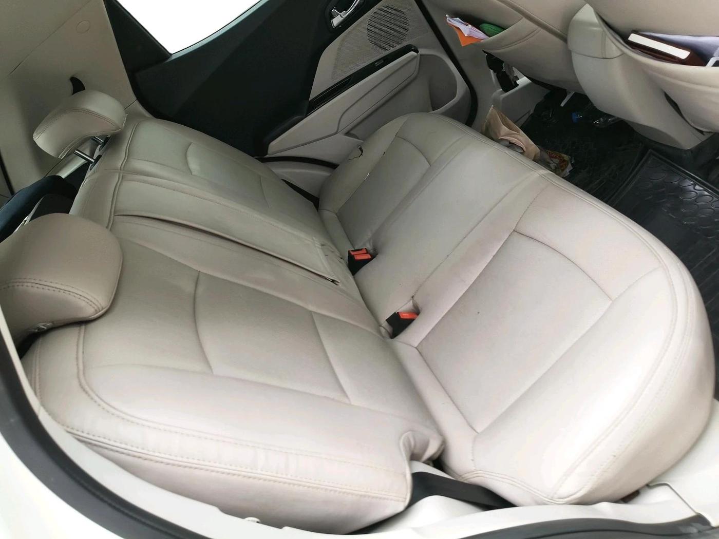 2022 Mahindra XUV300 W8 1.5 DIESEL, Diesel, Manual, 1,41,395 km, interior