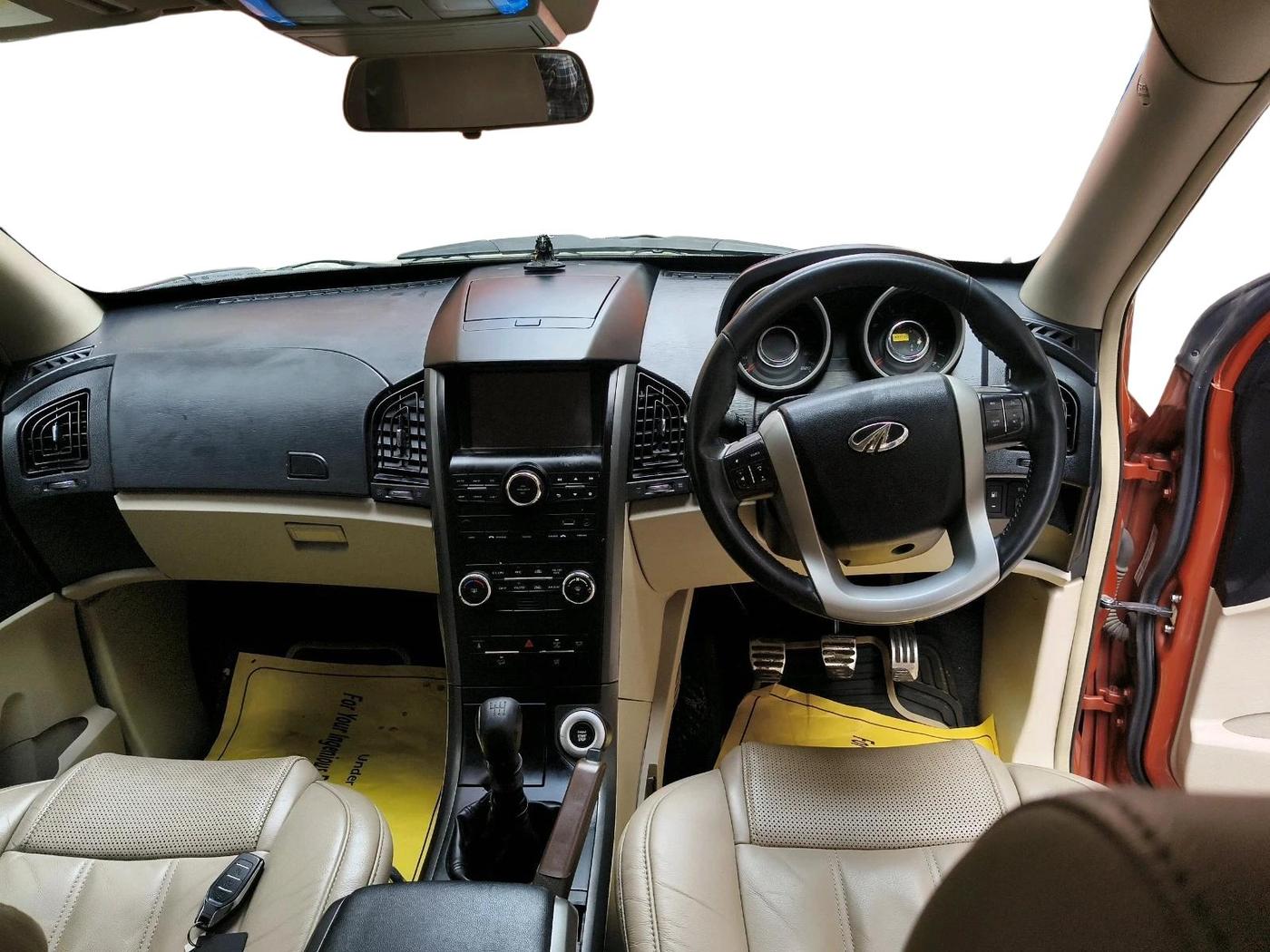 2015 Mahindra XUV500 W10, Diesel, Manual, 1,03,843 km, interior