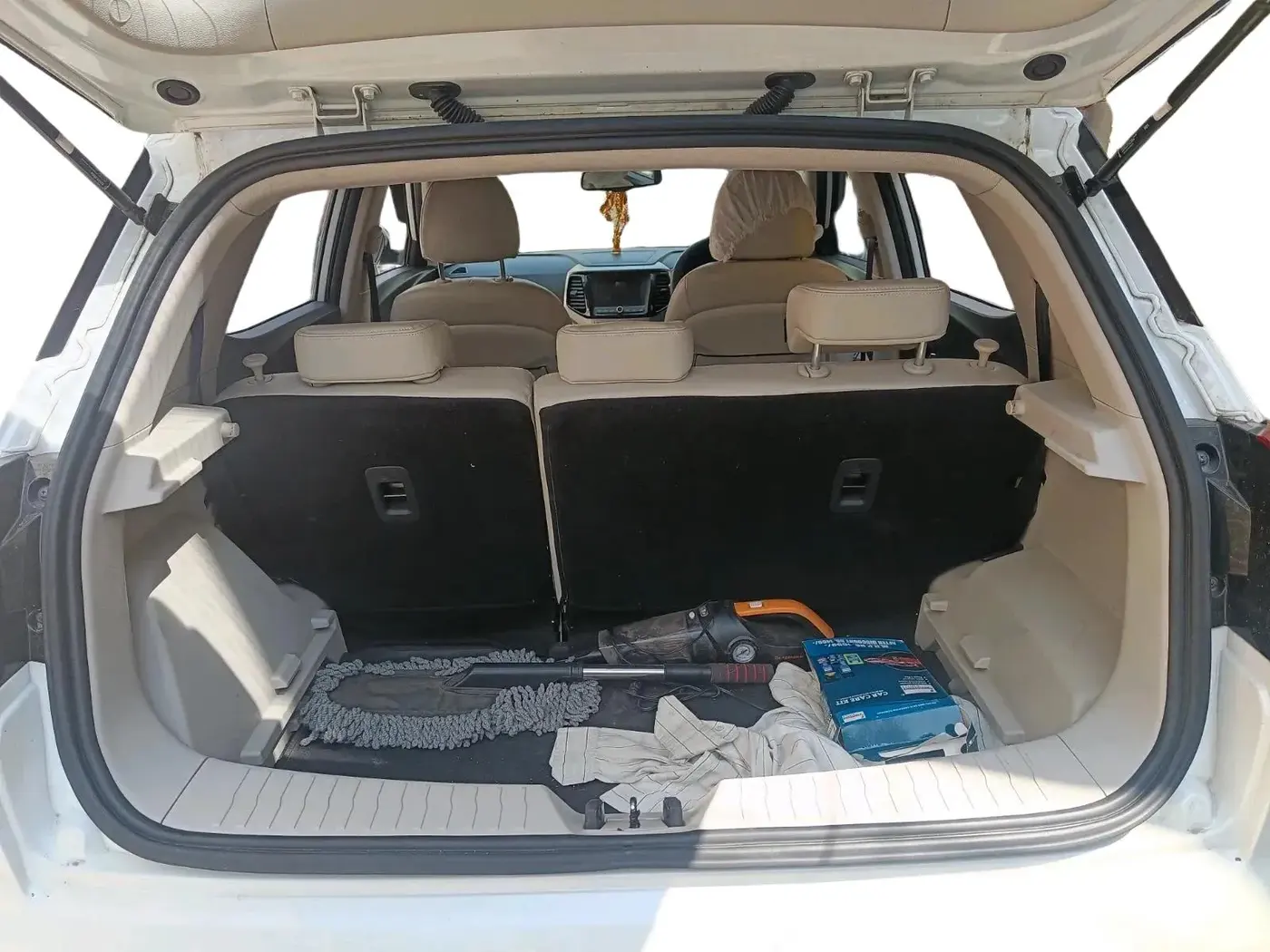 2024 Mahindra XUV300 W8 (O) 1.2 PETROL, Petrol, Manual, 17,596 km, exterior