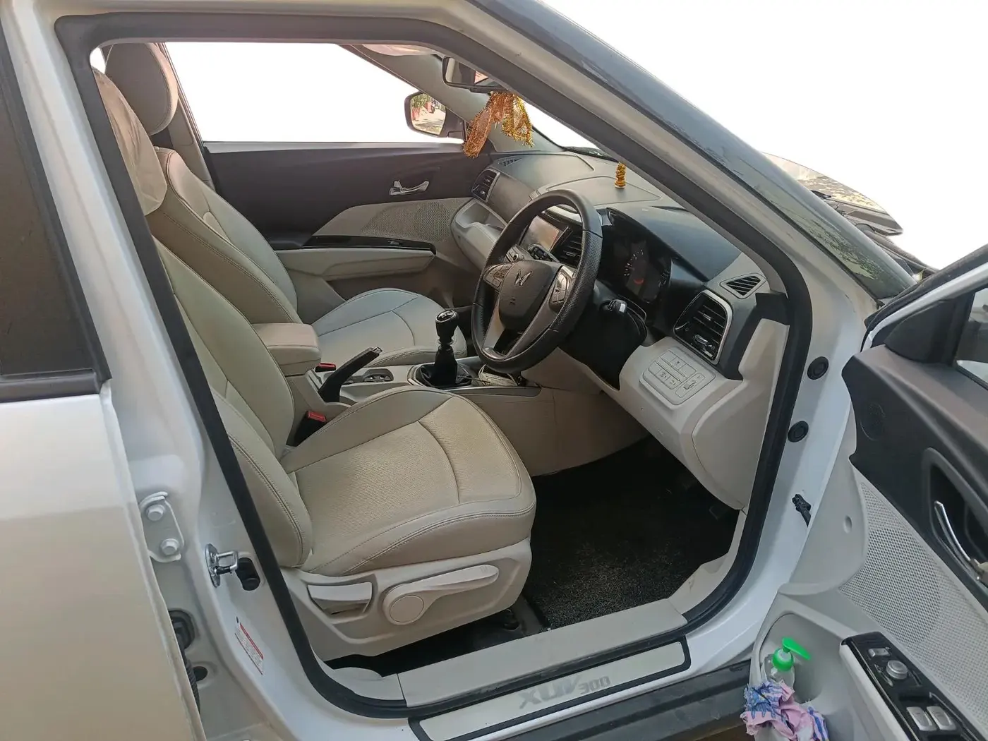 2024 Mahindra XUV300 W8 (O) 1.2 PETROL, Petrol, Manual, 17,596 km, interior