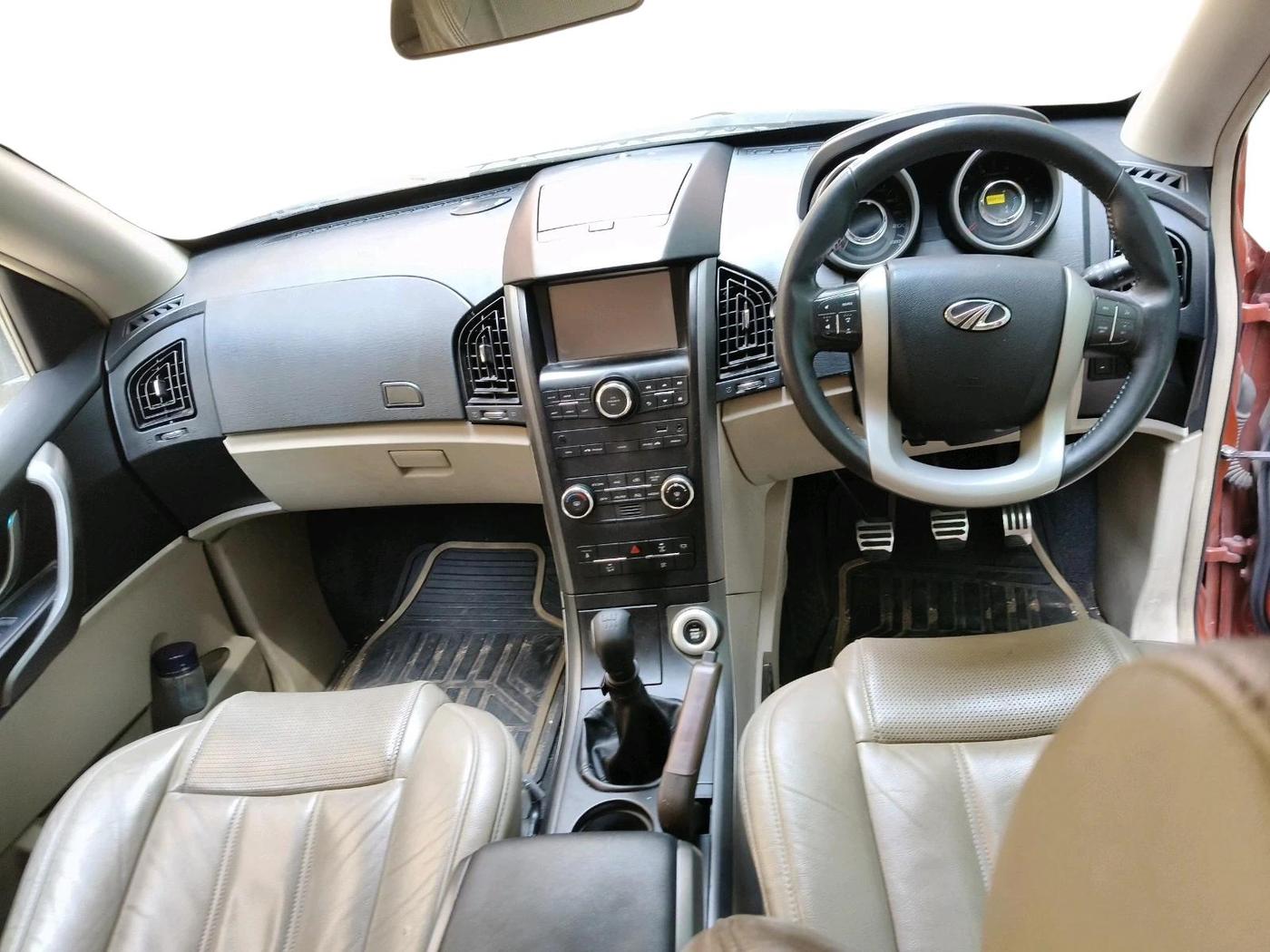 2015 Mahindra XUV500 W10, Diesel, Manual, 1,01,657 km, interior