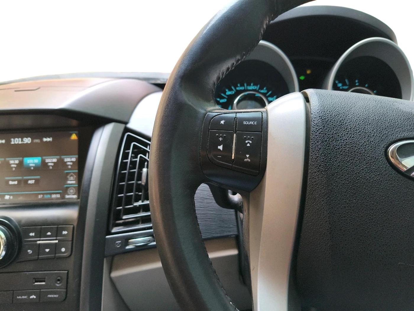 2015 Mahindra XUV500 W10, Diesel, Manual, 1,01,657 km, interior