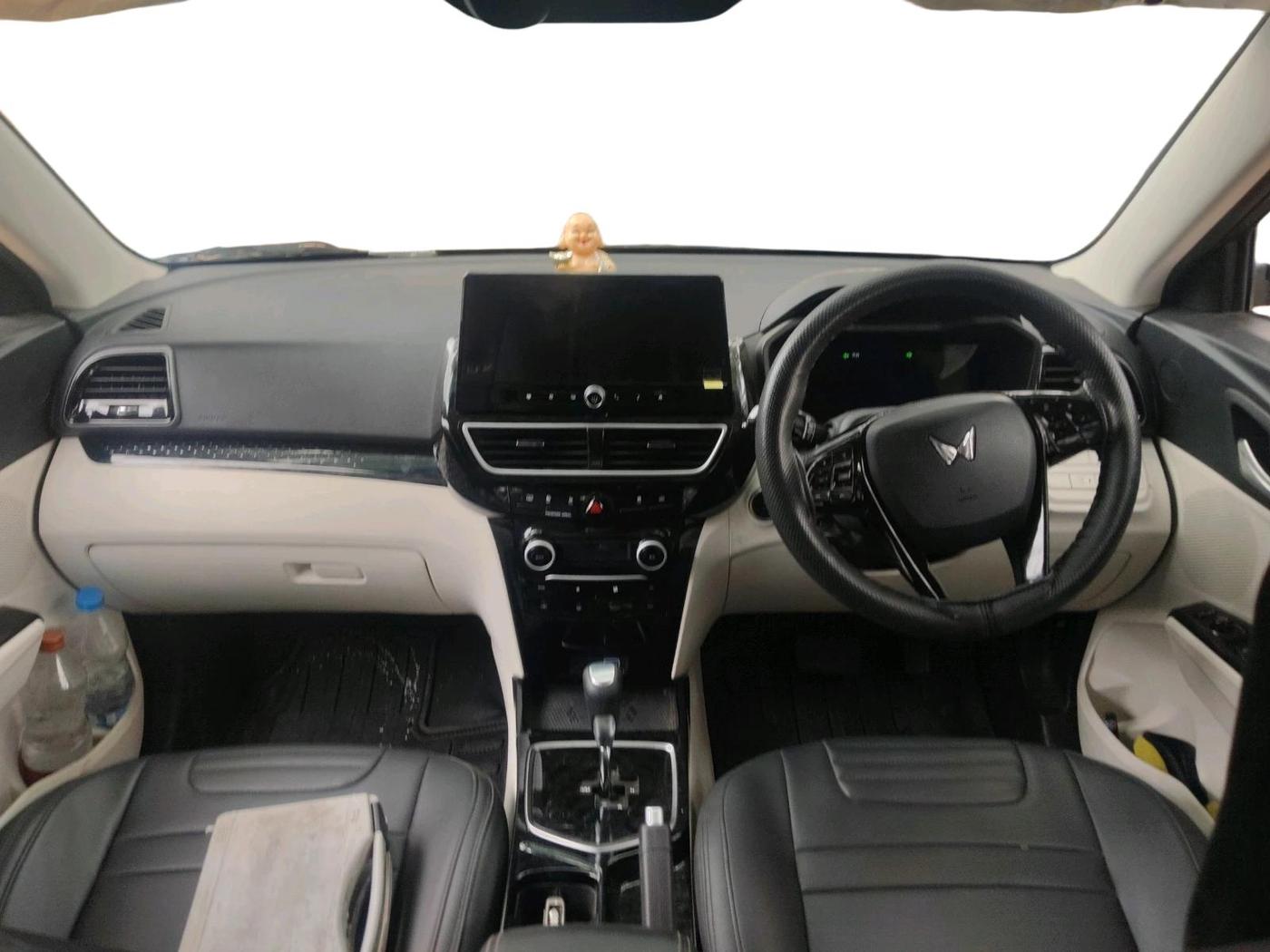 2025 Mahindra XUV 3XO AX5 1.5 Turbo Diesel Autoshift Plus, Diesel, Automatic, 21,888 km, interior