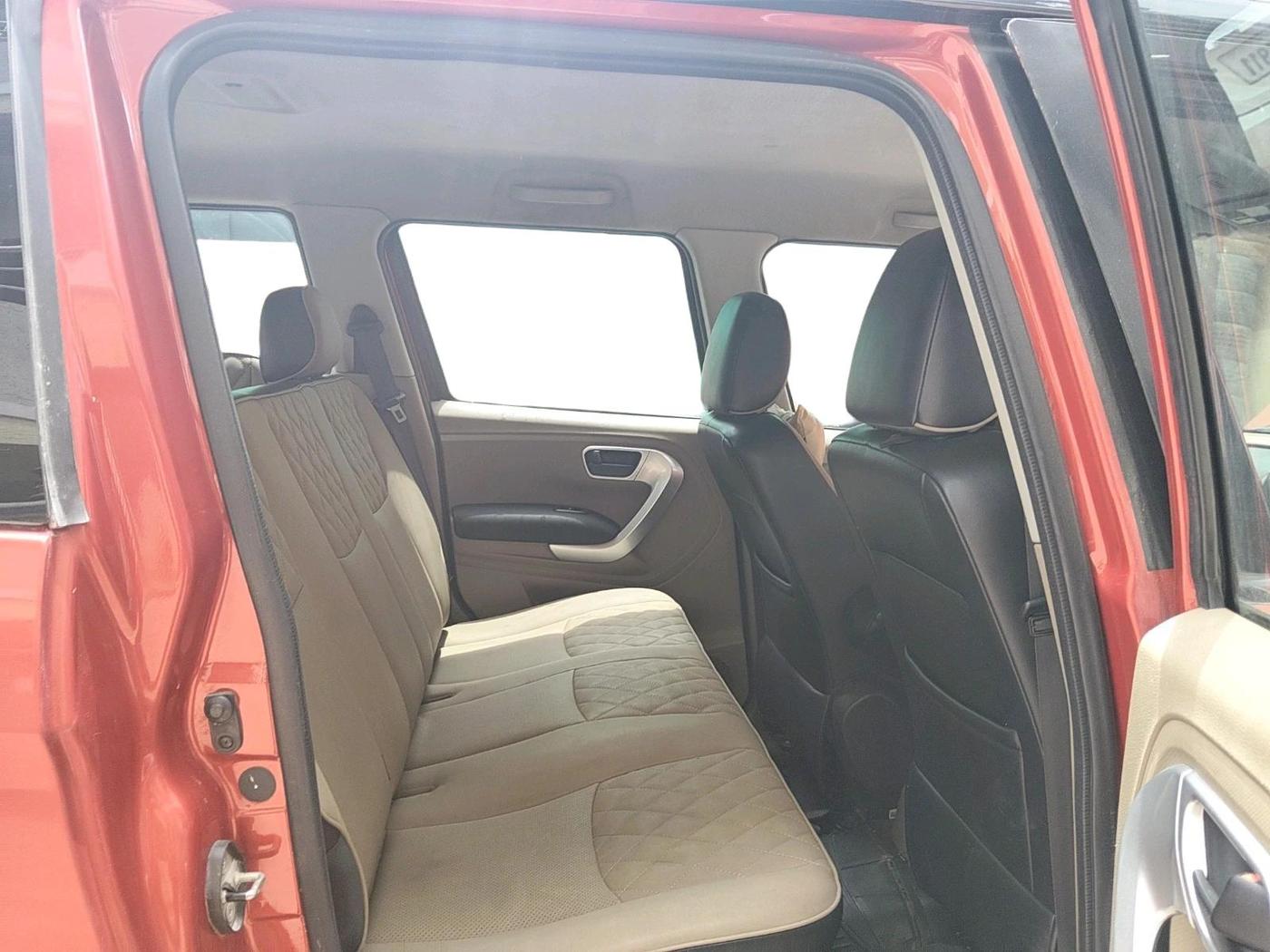 2018 Mahindra TUV300 T10, Diesel, Manual, 1,03,345 km, interior