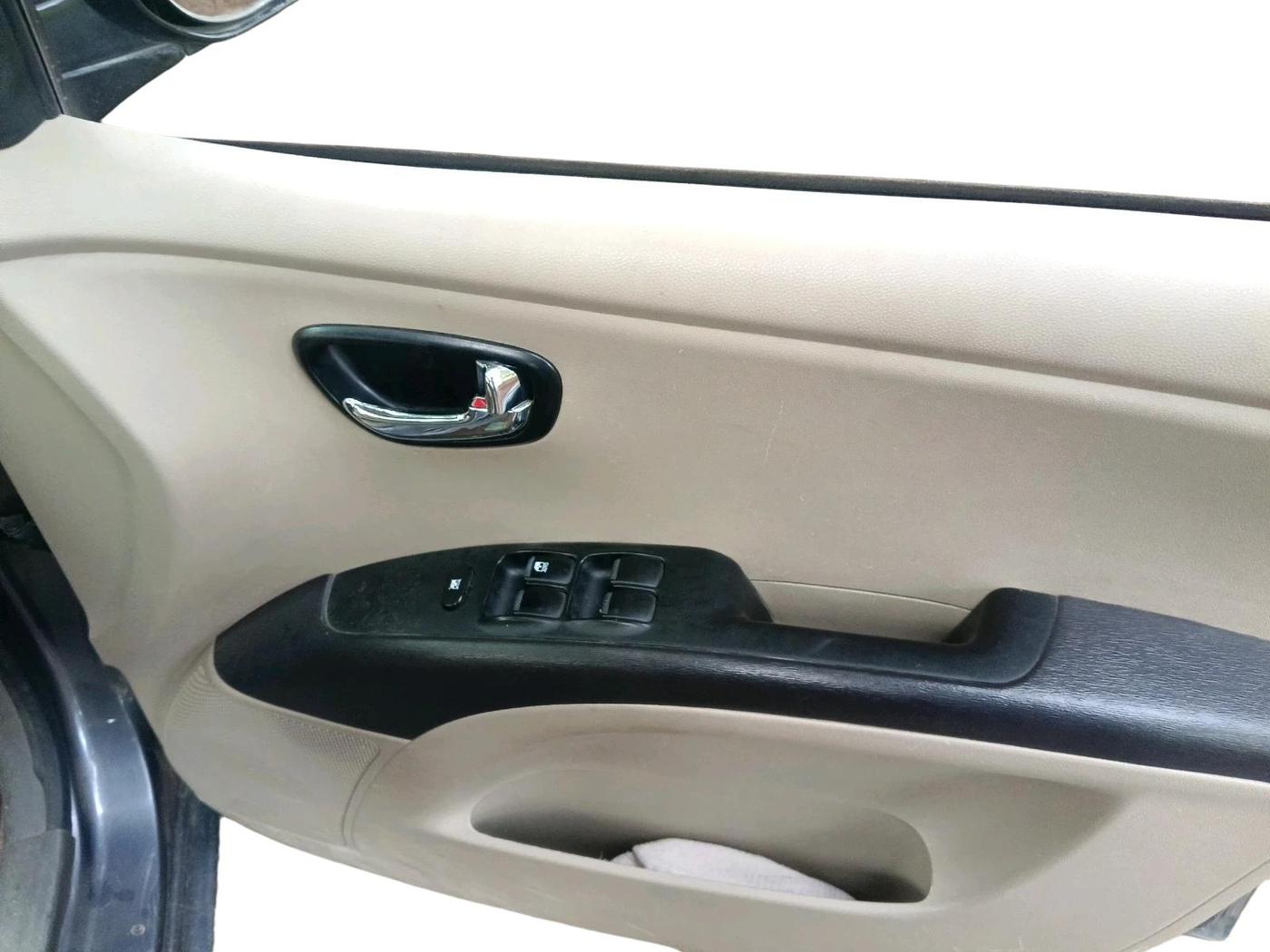 2014 Hyundai i10 SPORTZ 1.1 LPG, Petrol, Manual, 1,11,516 km, interior