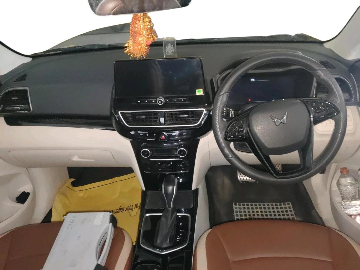 2024 Mahindra XUV 3XO AX5L 1.2 TGDi AT, Petrol, Automatic, 23,116 km, interior