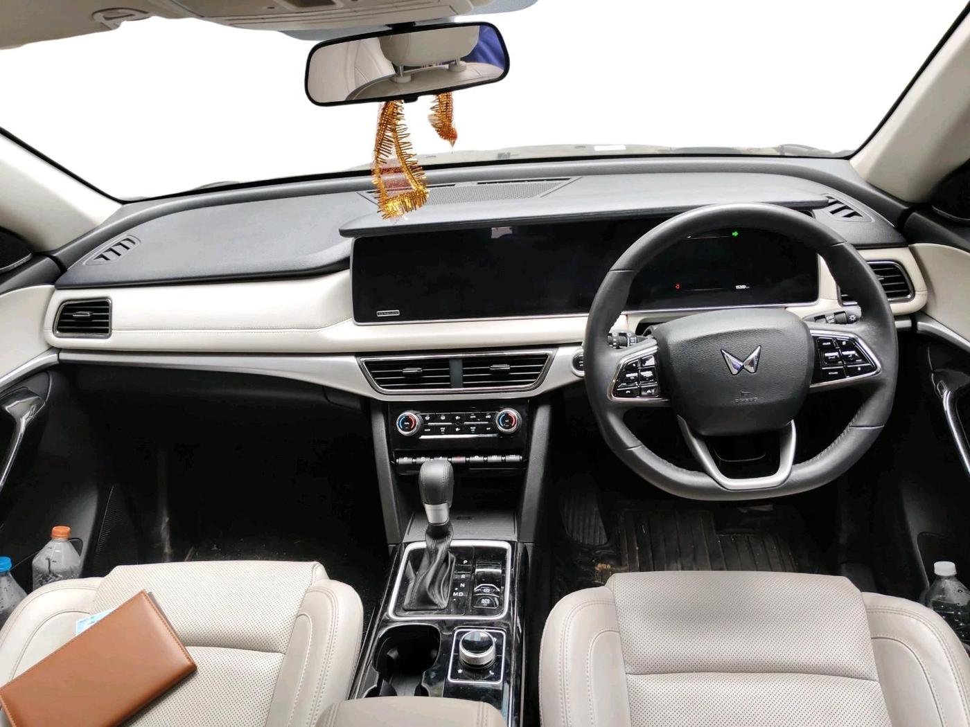 2025 Mahindra XUV700 AX 7 Luxury Pack D AT 6 STR, Diesel, Automatic, 15,289 km, interior