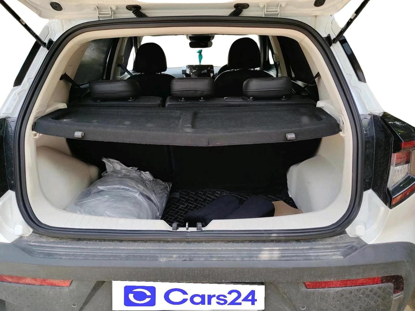2024 Mahindra XUV 3XO AX5L 1.2 TGDi AT, Petrol, Automatic, 14,635 km, exterior