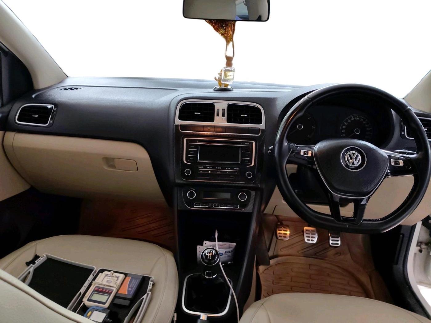 2015 Volkswagen Polo HIGHLINE1.5L, Diesel, Manual, 1,73,667 km, interior