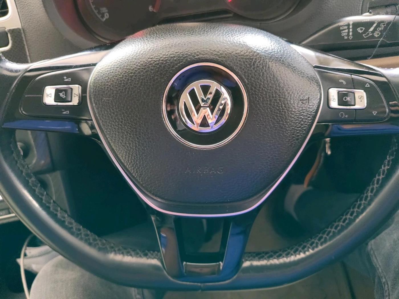 2015 Volkswagen Polo HIGHLINE1.5L, Diesel, Manual, 1,73,667 km, interior