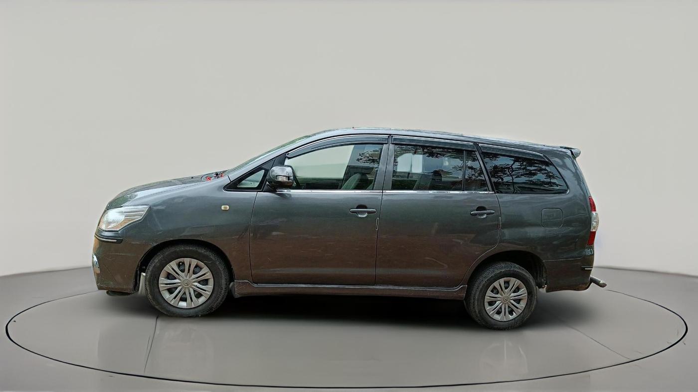 2014 Toyota Innova 2.5 GX 7 STR, Diesel, Manual, 3,04,111 km, exterior