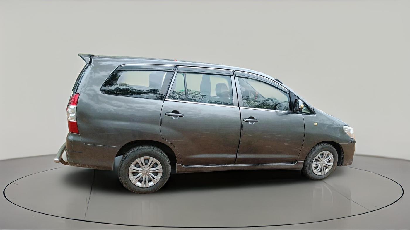 2014 Toyota Innova 2.5 GX 7 STR, Diesel, Manual, 3,04,111 km, exterior
