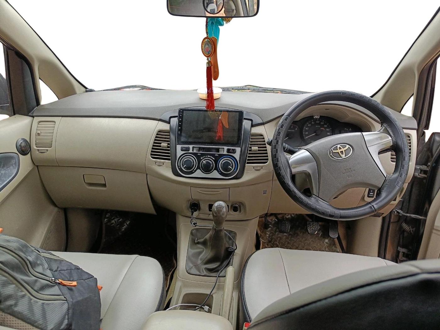 2014 Toyota Innova 2.5 GX 7 STR, Diesel, Manual, 3,04,111 km, interior
